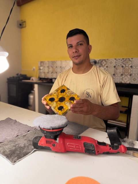 Artesão com peça recém-polida