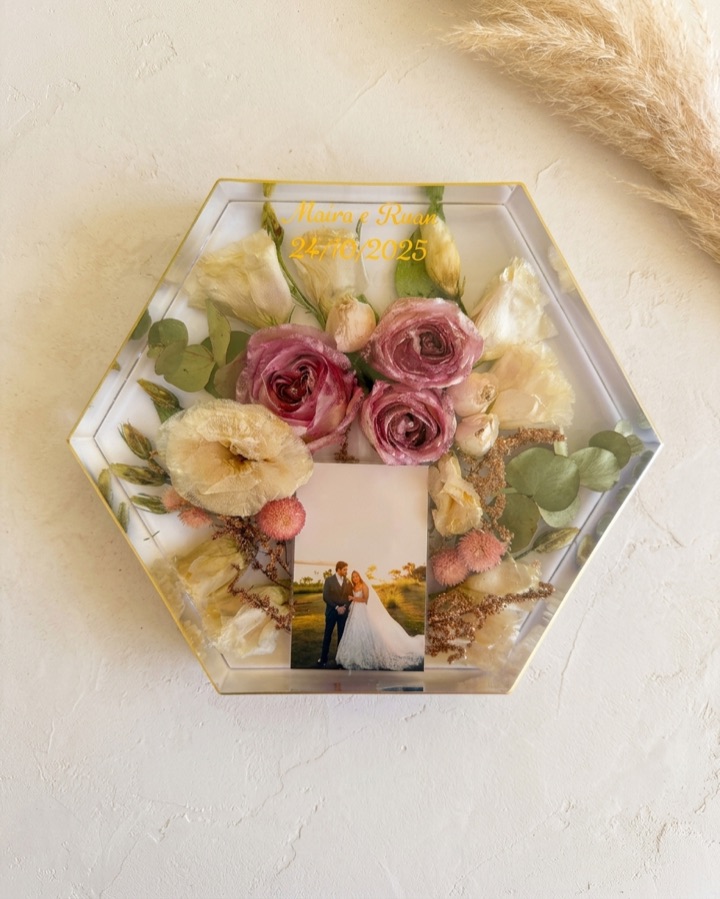 Hexágono de resina com flores e foto do casamento