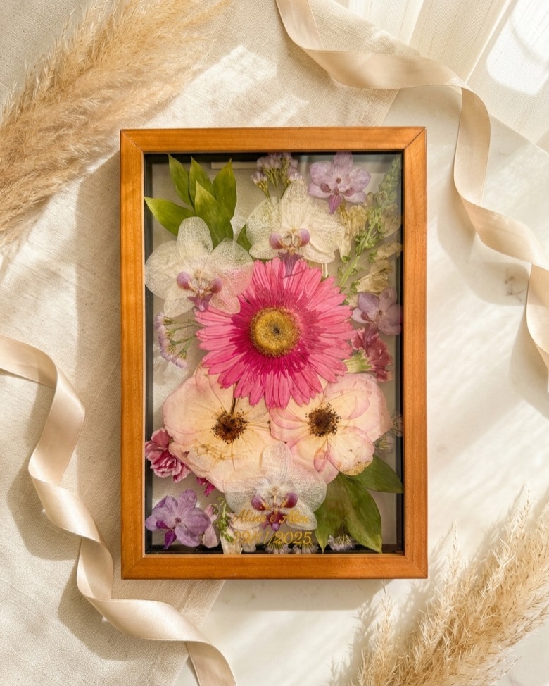 Quadro com flores eternizadas em resina